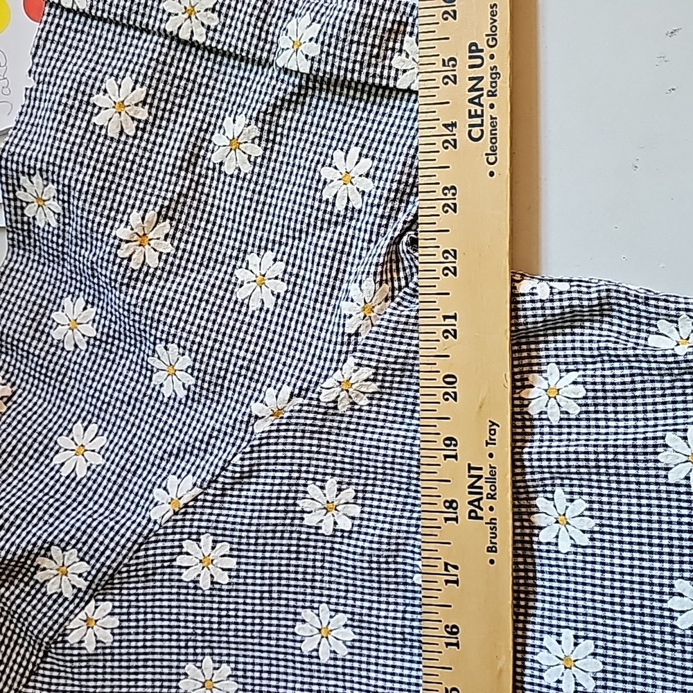 Shein Curve Cute Daisy Top. Size 0XL. black and white. - Picture 6 of 7